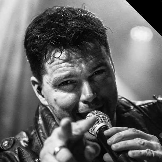 Ik ben inderdaad weer begonnen met schrijven. Ik heb mijn focus de afgelopen 7 jaar op het coachen gehad en het opzetten van ons bedrijf Vocal Center. Ik heb heel veel artiesten mogen helpen met hun vraagstukken. Mijn ervaring als artiest in de afgelopen bijna 34 jaar hebben me daar enorm bij geholpen. Ik ben wel blij met de manier waarop mijn leven loopt. Van beginnend, niets wetend jochie in Boskoop, met een bandje naar Zuid- Frankrijk tot de coach van artiesten in de grootste zalen van NL en reizend over de wereld.Mijn ervaring gebruikend en vooral common sense blijven inzetten, niets denken te weten en leren van iedereen die je ontmoet.Inmiddels is mijn bedrijf gevestigd, met 20 coaches in Nederland en dit jaar groeiend naar ruim 30 coaches. We doen iets goed mogen we wel zeggen.